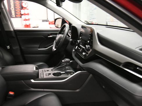 Certified 2021 Toyota Highlander XLE image 33