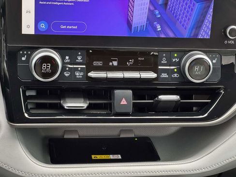 Used 2024 Toyota Highlander XLE FWD image 5