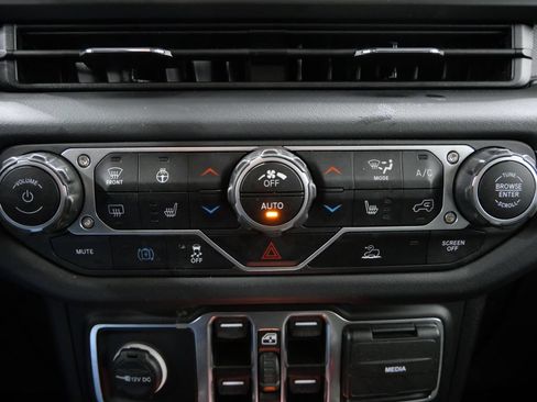 Used 2024 Jeep Wrangler Unlimited Sahara AWD/4WD image 20