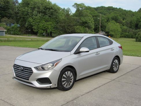 Used 2021 Hyundai Accent SE FWD image 3