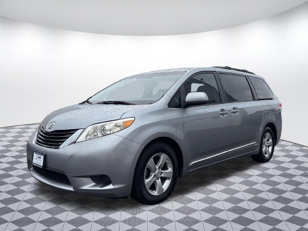 Used 2013 Toyota Sienna LE w/ Towing Pkg FWD image 3