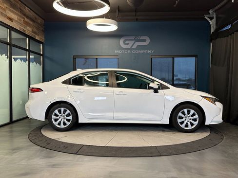 Used 2021 Toyota Corolla LE image 2