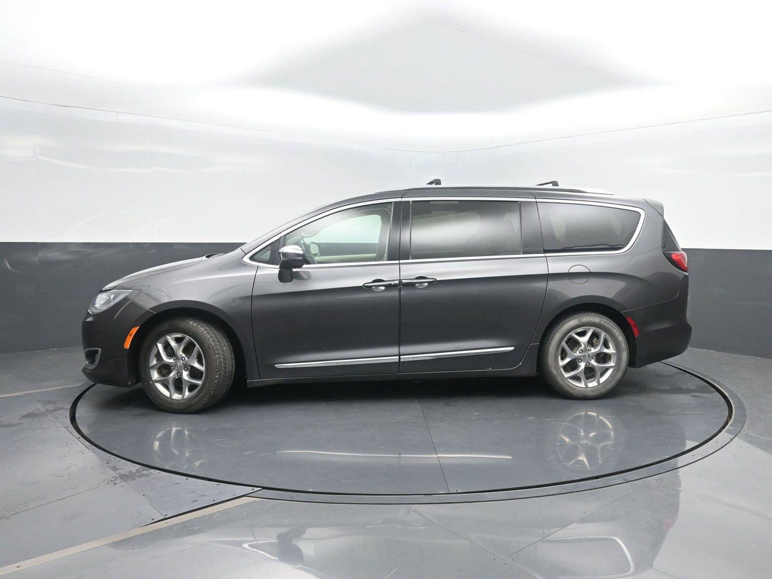 Used 2018 Chrysler Pacifica Limited FWD image 1