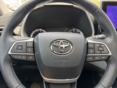 Used 2023 Toyota Highlander XLE image 10