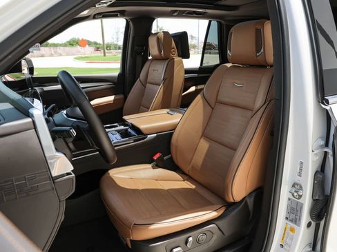 Used 2025 Cadillac Escalade Premium Luxury w/ LPO, Floor Liner Package AWD/4WD image 16