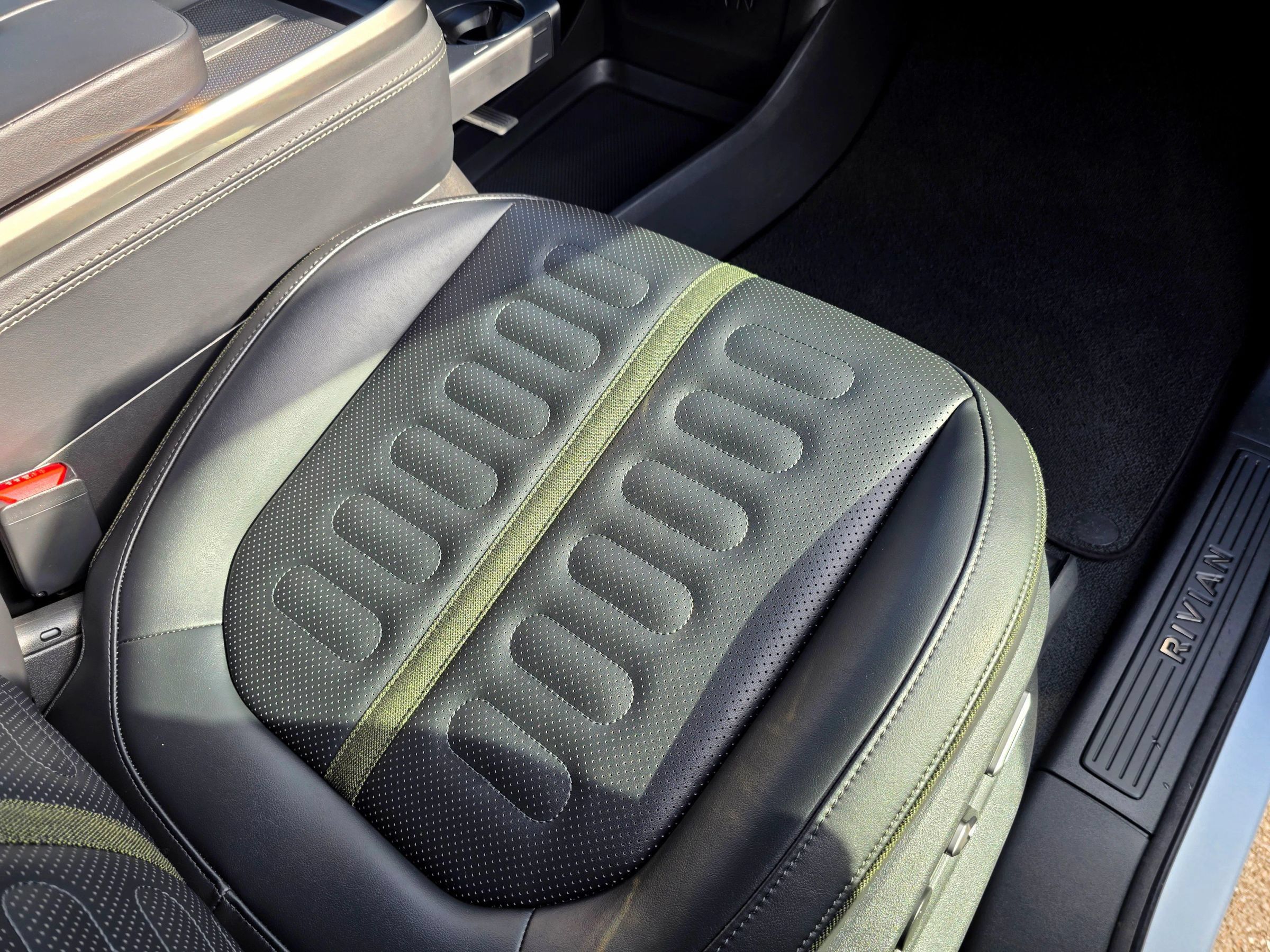 Used 2025 Rivian R1S Adventure Dual AWD/4WD image 49