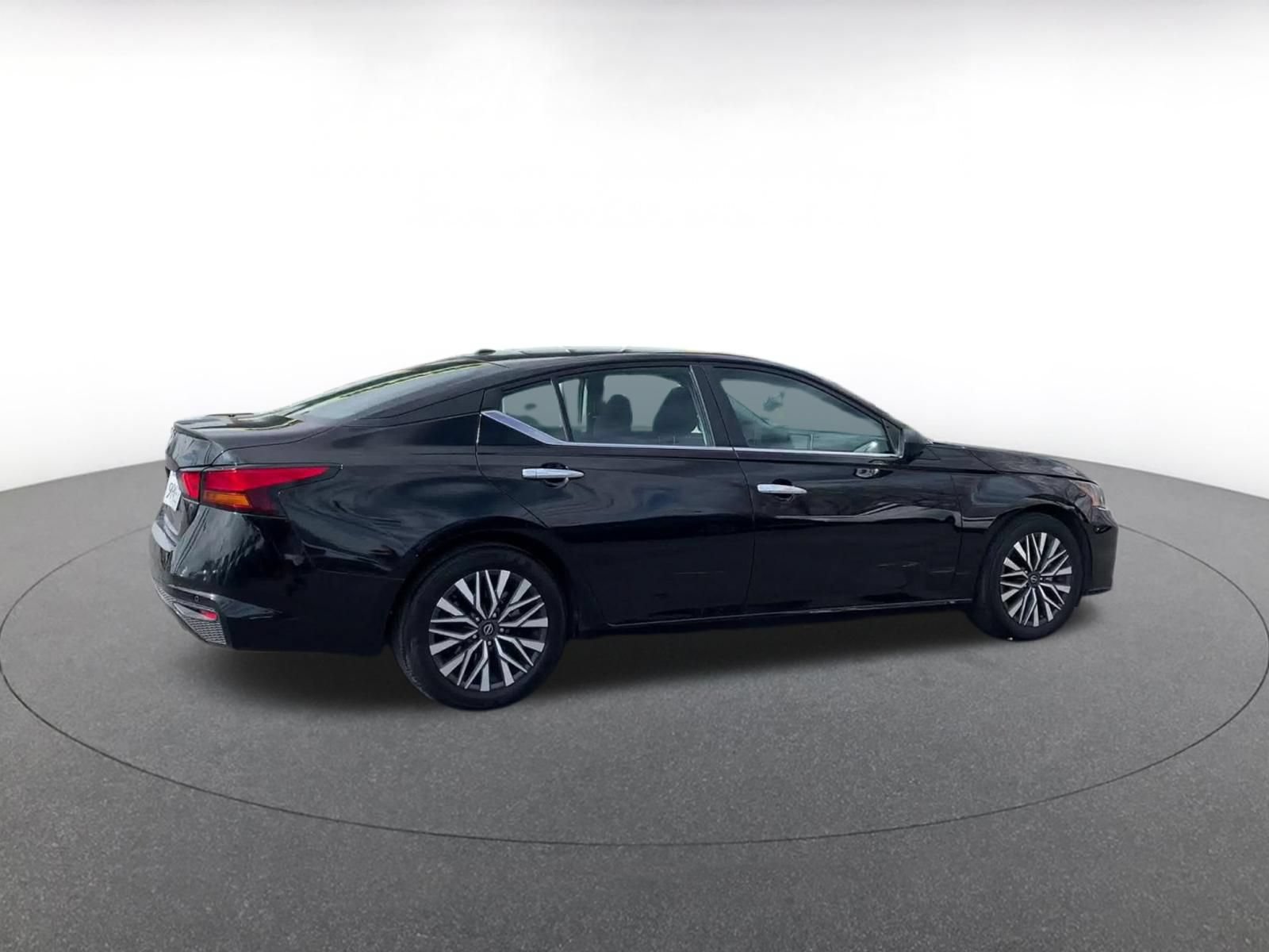 Used 2025 Nissan Altima 2.5 SV FWD image 14