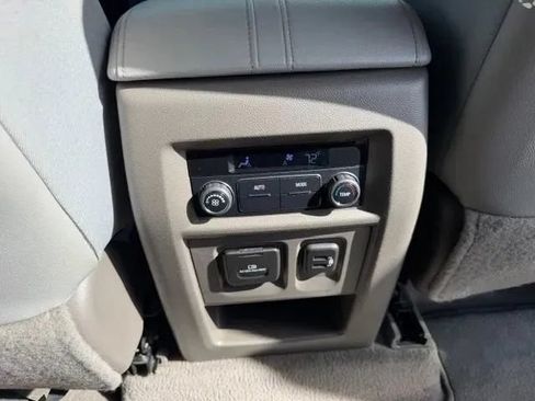 Used 2019 Chevrolet Traverse LT w/ LT Premium Package FWD image 16