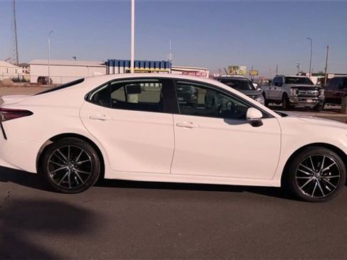 Used 2024 Toyota Camry SE image 2