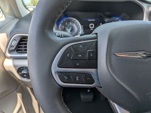 Used 2023 Chrysler Pacifica Touring-L FWD image 33