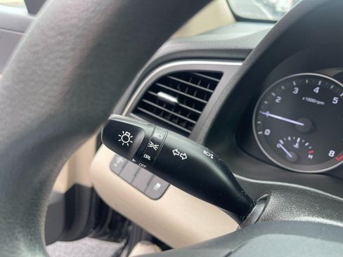 Used 2018 Hyundai Elantra SE FWD image 21