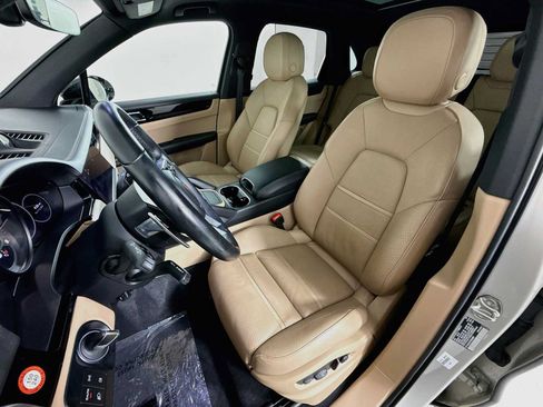 Certified 2023 Porsche Cayenne AWD/4WD image 5