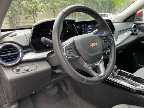 Used 2025 Chevrolet Trax LT w/ LT Convenience Package FWD image 10