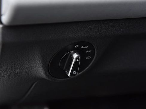 Used 2025 Volkswagen Jetta SE FWD image 11