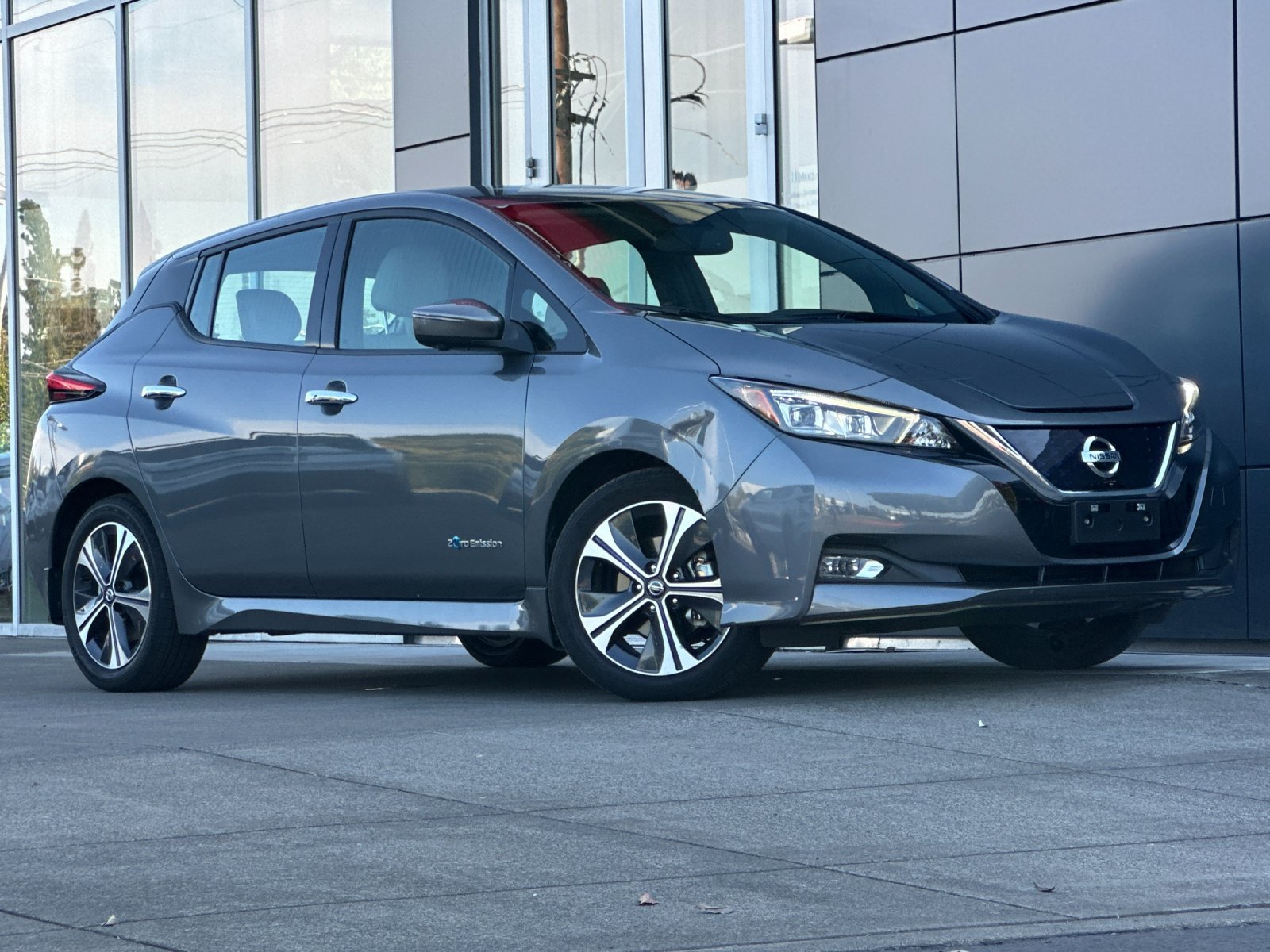 Used 2018 Nissan Leaf SL w/ SL Technology Package FWD image 2