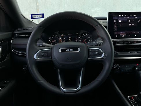 Used 2025 Jeep Compass Trailhawk image 33