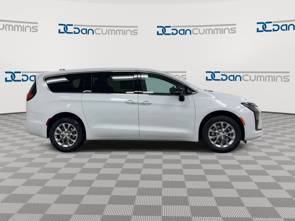 New 2027 Chrysler Pacifica Select w/ Family Tech Group AWD/4WD image 9
