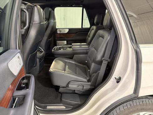 Used 2023 Lincoln Navigator Reserve image 12