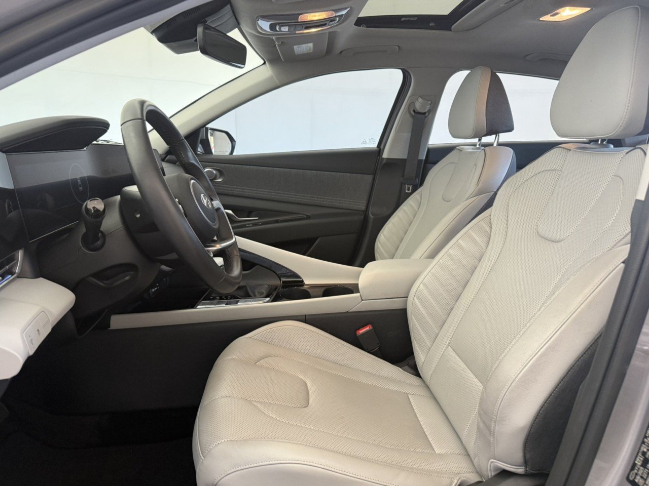 Used 2025 Hyundai Elantra Limited FWD image 15