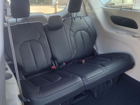 Used 2017 Chrysler Pacifica Touring-L w/ Tire & Wheel Group image 35