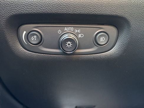 Used 2020 Chevrolet Traverse LT image 22