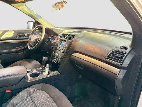 Used 2018 Ford Explorer XLT image 29