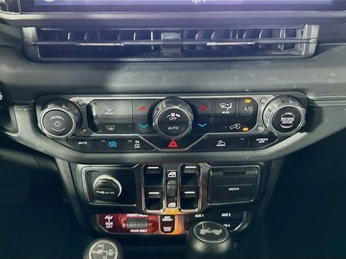 Used 2024 Jeep Wrangler Unlimited Rubicon 4xe AWD/4WD image 22