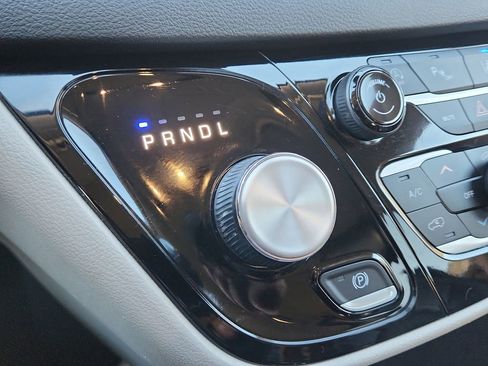 Used 2024 Chrysler Pacifica Touring-L image 24