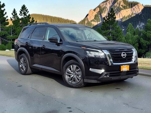 Used 2025 Nissan Pathfinder SV FWD image 2
