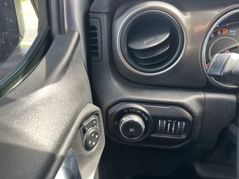 Used 2018 Jeep Wrangler Unlimited Sport S AWD/4WD image 17