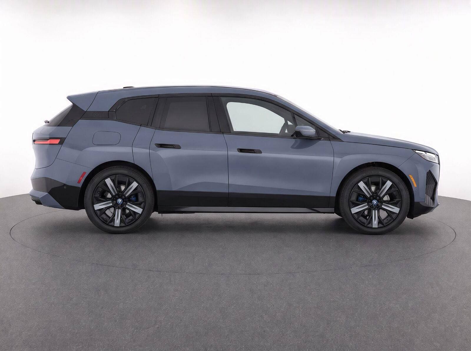 Used 2024 BMW iX xDrive50 w/ Sport Package AWD/4WD image 5