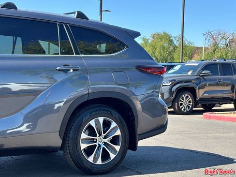 Certified 2024 Toyota Highlander XLE FWD image 10
