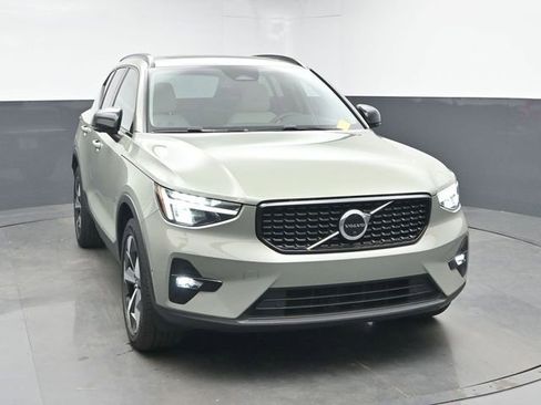 Used 2023 Volvo XC40 B5 Plus w/ Driver Assist Package image 2