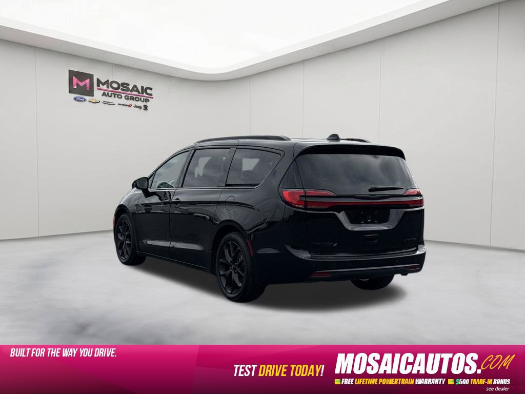 Used 2025 Chrysler Pacifica Limited FWD image 5