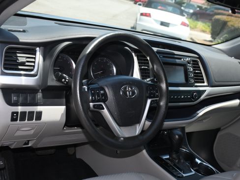 Used 2019 Toyota Highlander LE FWD image 8