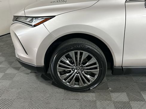 Used 2023 Toyota Venza LE image 11