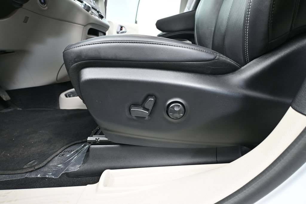 Used 2024 Chrysler Pacifica Touring-L FWD image 15
