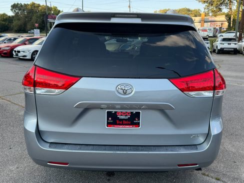 Used 2014 Toyota Sienna XLE image 6