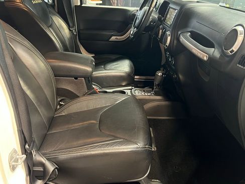 Used 2015 Jeep Wrangler Unlimited Sahara w/ Connectivity Group image 20
