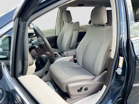 Certified 2020 Chrysler Pacifica Touring image 19