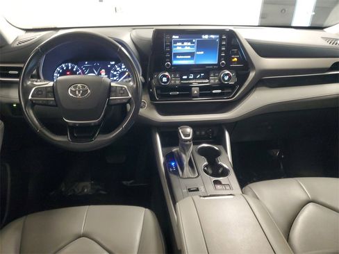 Used 2021 Toyota Highlander XLE image 10