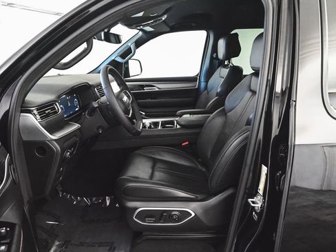 Used 2025 Jeep Wagoneer 4WD image 32