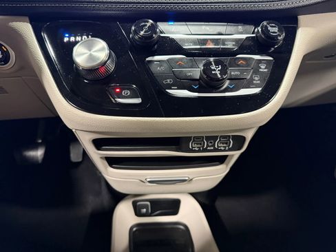 Used 2023 Chrysler Pacifica Touring-L FWD image 50