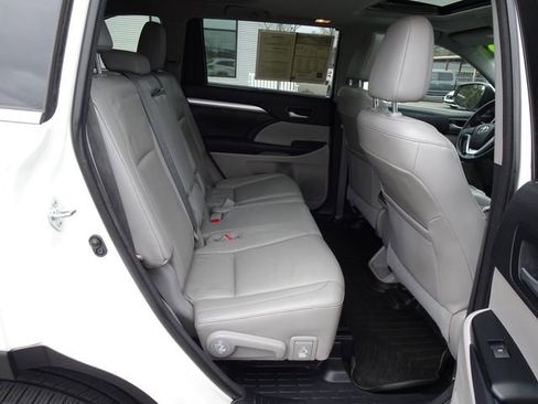 Used 2015 Toyota Highlander XLE image 19
