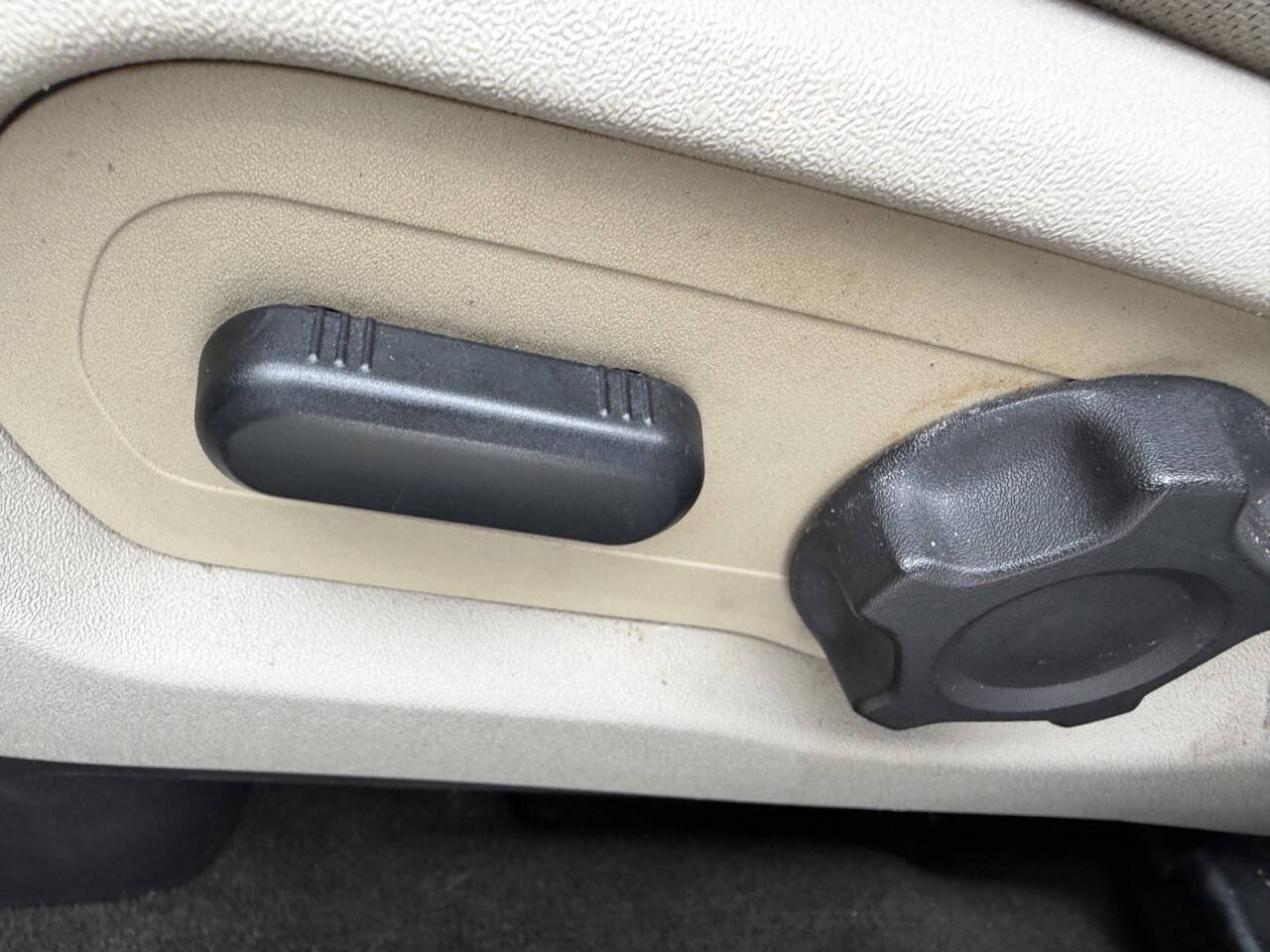 Used 2014 Ford Explorer XLT FWD image 25