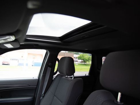 Used 2019 Jeep Grand Cherokee Laredo AWD/4WD image 21