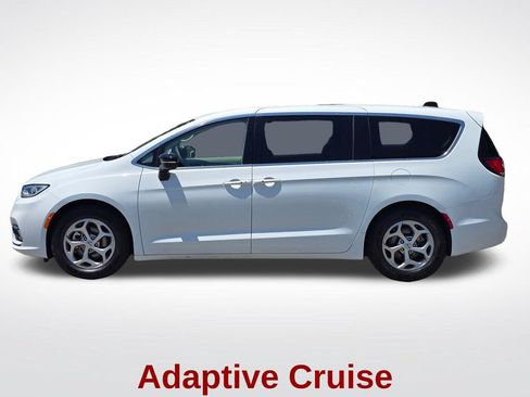 Used 2024 Chrysler Pacifica Limited FWD image 16