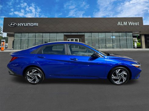 Used 2025 Hyundai Elantra Sport FWD image 4