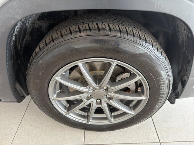 Used 2019 Jeep Cherokee Latitude Plus FWD image 14