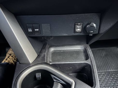 Used 2018 Toyota RAV4 LE w/ All Weather Liner Package image 33